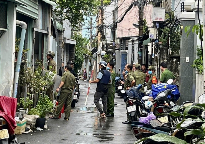 Chém hàng xóm vì mở nhạc ồn ào lúc rạng sáng rồi vào nhà cố thủ nhiều giờ -4