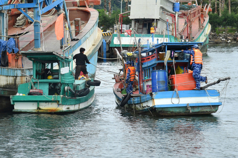 Bắt giữ 2 tàu cá gắn thiết bị VMS của tàu cá khác -0