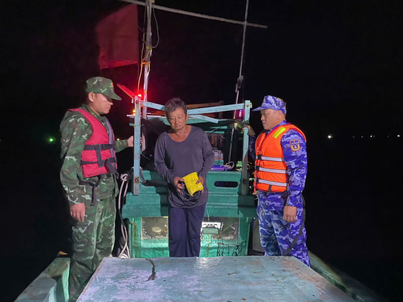 Bắt giữ 2 tàu cá gắn thiết bị VMS của tàu cá khác -0