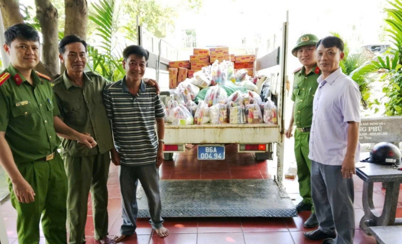 Ấm lòng người dân vùng mưa lũ -0