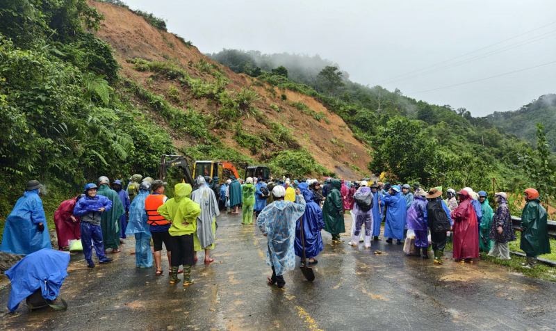 Công an xã vùng biên chung sức cõng hàng tiếp tế cho người dân vùng cô lập -0