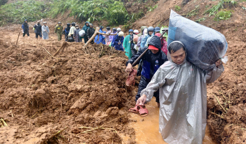 Công an xã vùng biên chung sức cõng hàng tiếp tế cho người dân vùng cô lập -0