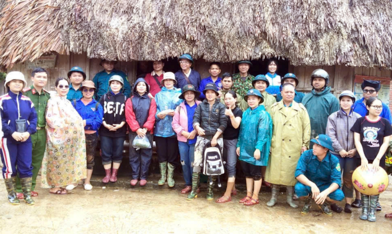 Công an xã vùng biên chung sức cõng hàng tiếp tế cho người dân vùng cô lập -0