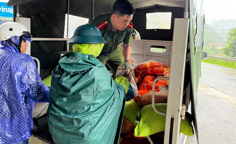 Công an xã vùng biên chung sức cõng hàng tiếp tế cho người dân vùng cô lập -0