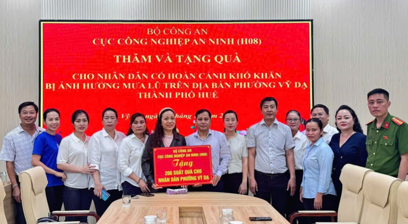 Cục Công nghiệp an ninh tặng quà hỗ trợ người dân vùng lũ ở TP Huế -0