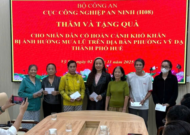 Cục Công nghiệp an ninh tặng quà hỗ trợ người dân vùng lũ ở TP Huế -0