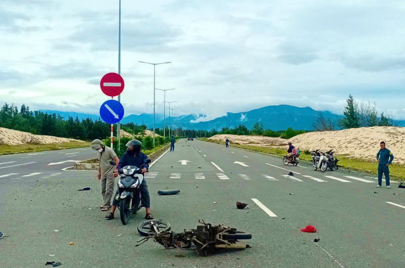 Hai người thương vong sau khi xe mô tô trong đoàn đi phượt tông xe máy người dân -0