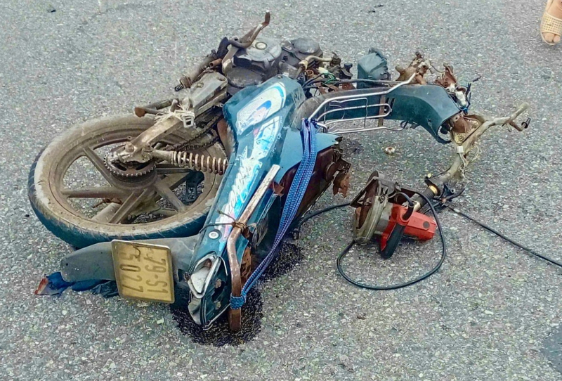 Hai người thương vong sau khi xe mô tô trong đoàn đi phượt tông xe máy người dân -0