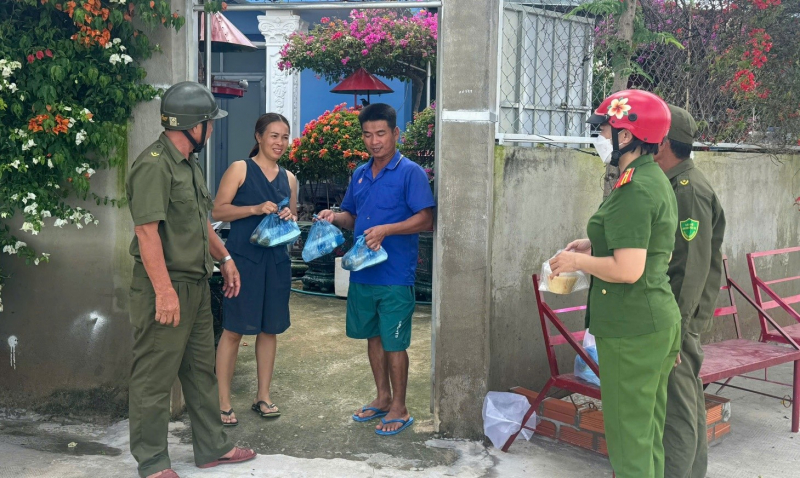 Ấm lòng người dân vùng mưa lũ -0