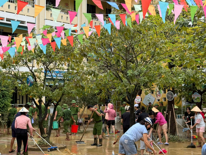 Cục Công nghiệp an ninh tặng quà hỗ trợ người dân vùng lũ ở TP Huế -0