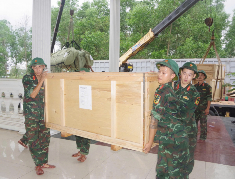 TP Huế phân phối hàng chục tấn hàng viện trợ khẩn cấp của Chính phủ Liên bang Nga đến người dân bị ngập lụt -0