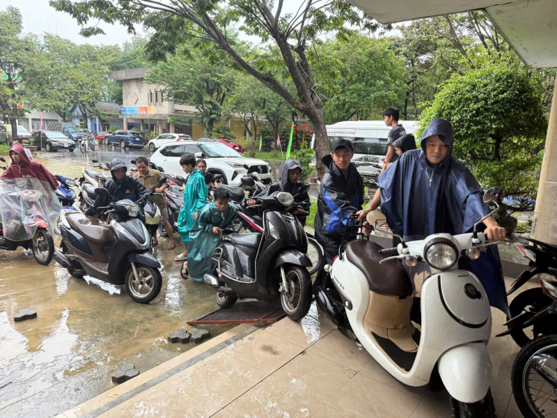 20 sinh viên theo học tại Đà Nẵng ra Huế hỗ trợ sữa miễn phí hàng ngàn xe máy bị ngập lụt -0