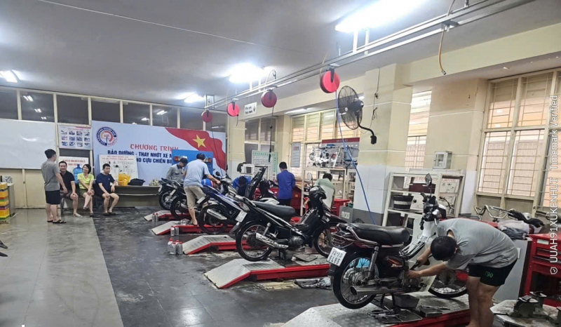 20 sinh viên theo học tại Đà Nẵng ra Huế hỗ trợ sữa miễn phí hàng ngàn xe máy bị ngập lụt -0