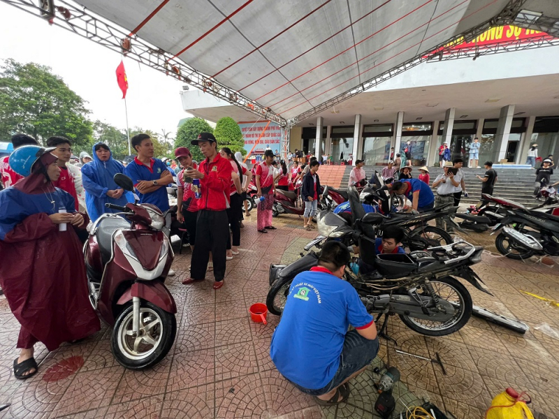 20 sinh viên theo học tại Đà Nẵng ra Huế hỗ trợ sữa miễn phí hàng ngàn xe máy bị ngập lụt -0