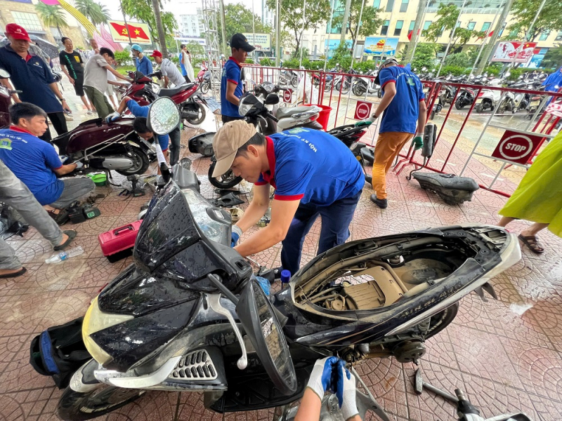 20 sinh viên theo học tại Đà Nẵng ra Huế hỗ trợ sữa miễn phí hàng ngàn xe máy bị ngập lụt -0