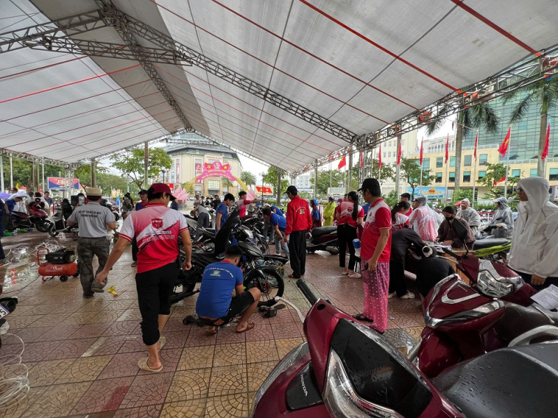 20 sinh viên theo học tại Đà Nẵng ra Huế hỗ trợ sữa miễn phí hàng ngàn xe máy bị ngập lụt -0