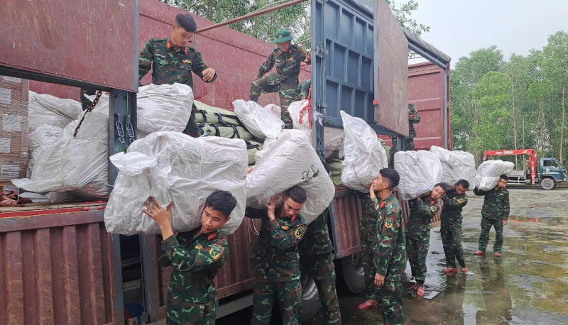 TP Huế phân phối hàng chục tấn hàng viện trợ khẩn cấp của Chính phủ Liên bang Nga đến người dân bị ngập lụt -0