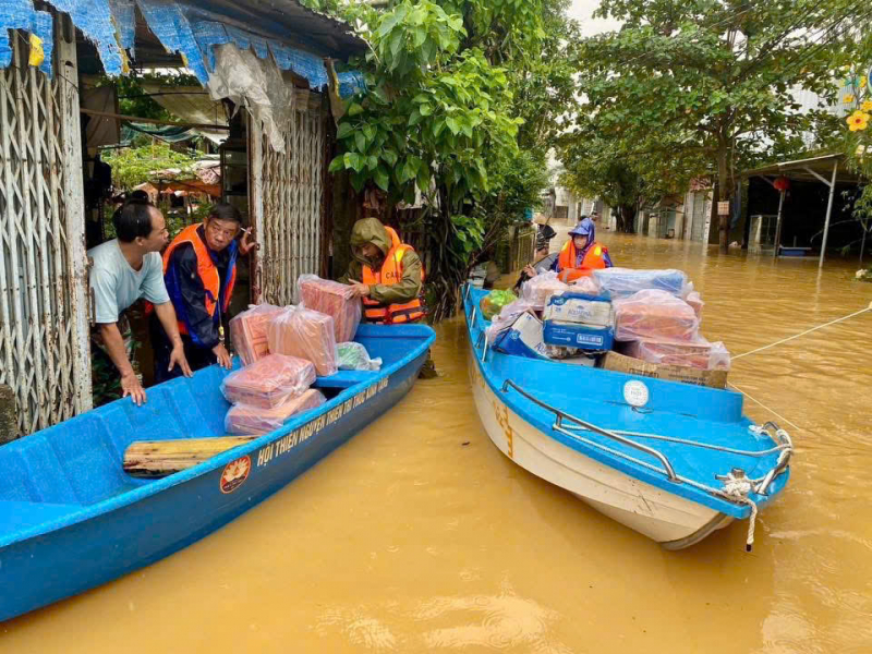 20 sinh viên theo học tại Đà Nẵng ra Huế hỗ trợ sữa miễn phí hàng ngàn xe máy bị ngập lụt -0
