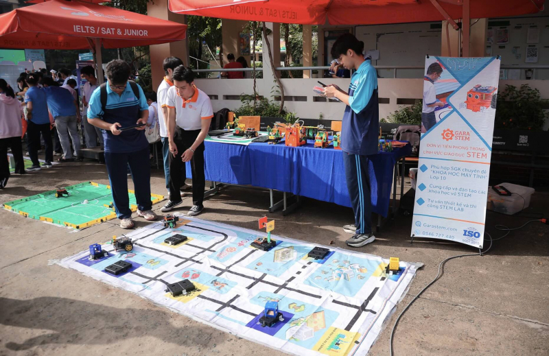 Học sinh TP Hồ Chí Minh khám phá AI và định hướng nghề nghiệp -0