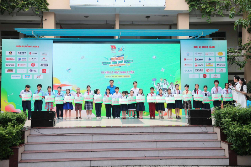 Học sinh TP Hồ Chí Minh khám phá AI và định hướng nghề nghiệp -0