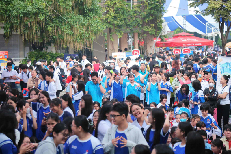 Học sinh TP Hồ Chí Minh khám phá AI và định hướng nghề nghiệp -0