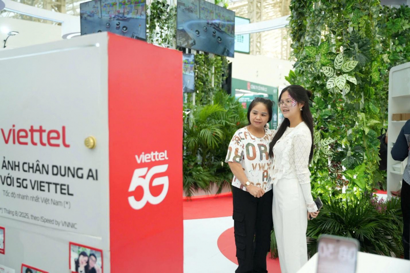 Đến Hội chợ Mùa Thu, khách tham quan được tạo ảnh AI, chơi game AR và khám phá robot logistics tại gian hàng Viettel -0