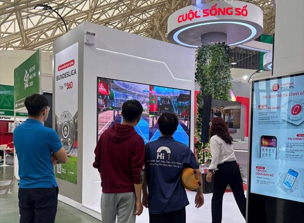 Đến Hội chợ Mùa Thu, khách tham quan được tạo ảnh AI, chơi game AR và khám phá robot logistics tại gian hàng Viettel -0