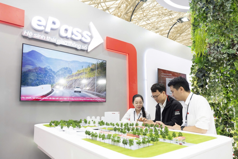 Đến Hội chợ Mùa Thu, khách tham quan được tạo ảnh AI, chơi game AR và khám phá robot logistics tại gian hàng Viettel -0