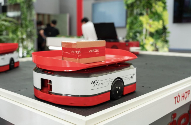 Đến Hội chợ Mùa Thu, khách tham quan được tạo ảnh AI, chơi game AR và khám phá robot logistics tại gian hàng Viettel -0