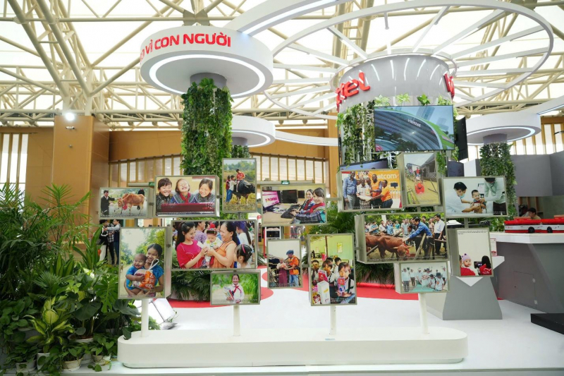 Đến Hội chợ Mùa Thu, khách tham quan được tạo ảnh AI, chơi game AR và khám phá robot logistics tại gian hàng Viettel -0