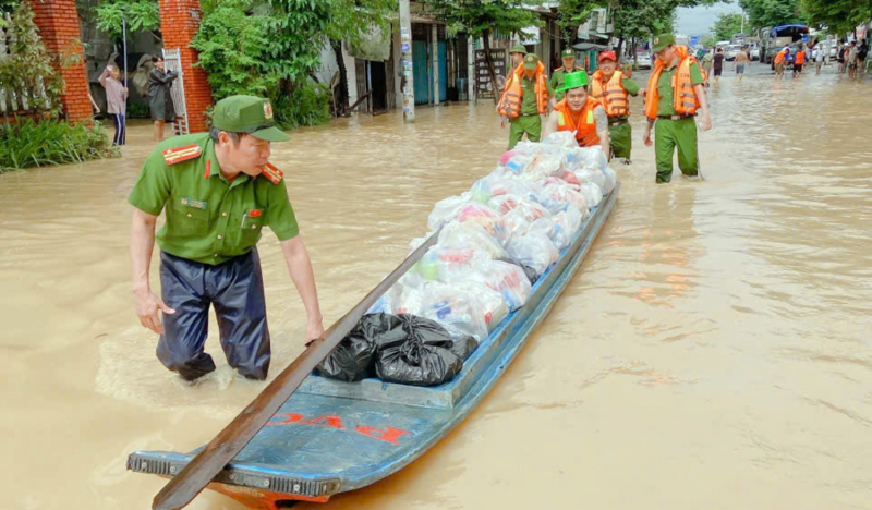 Ấm áp sự tri ân của cộng đồng cho lực lượng Công an sau cơn “đại hồng thủy” -0