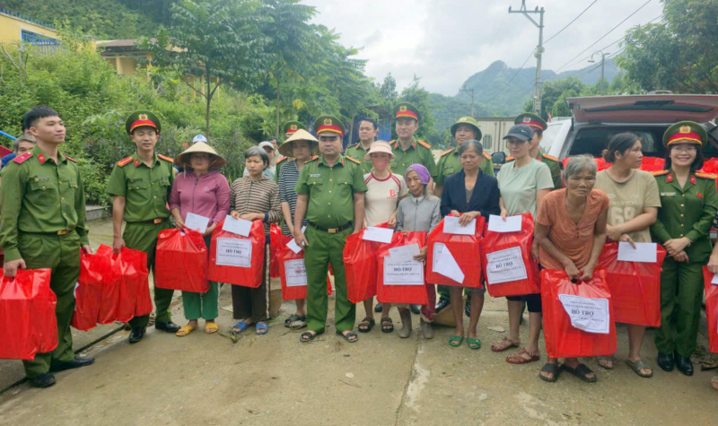 Ấm áp sự tri ân của cộng đồng cho lực lượng Công an sau cơn “đại hồng thủy” -0