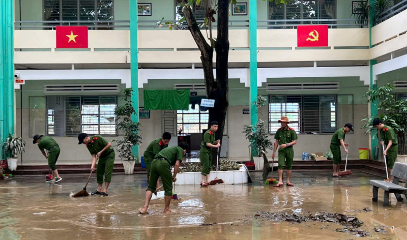 Ấm áp sự tri ân của cộng đồng cho lực lượng Công an sau cơn “đại hồng thủy” -0