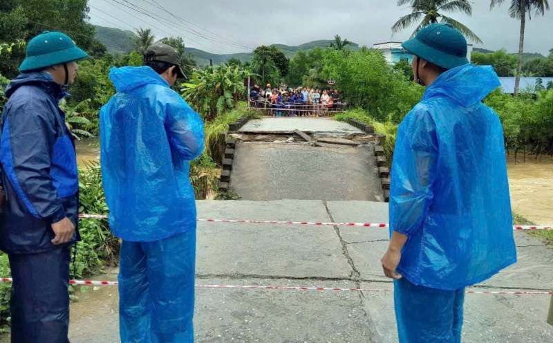 Sập cầu trong lũ ở Quảng Ngãi, 250 hộ dân bị cô lập -0