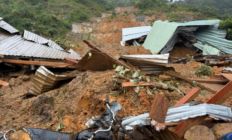 Công an xã kịp thời cứu hộ nạn nhân bị vùi lấp do sạt lở đất