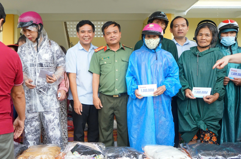 Mang nghĩa tình đến với người dân Nông Sơn, Gò Nổi -0