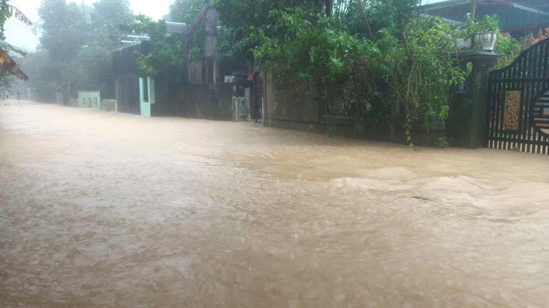 TP Huế lại ngập trong lũ, sạt lở nhiều điểm, lực lượng Công an bám địa bàn giúp dân  -0