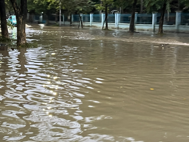 TP Huế lại ngập trong lũ, sạt lở nhiều điểm, lực lượng Công an bám địa bàn giúp dân -0