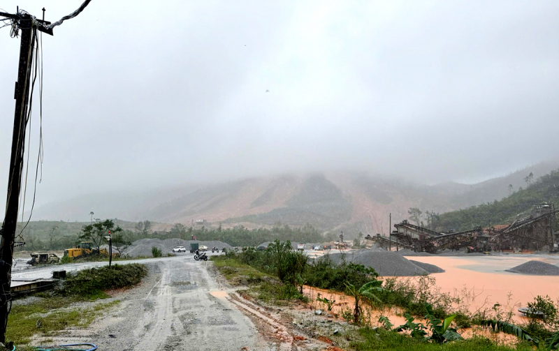 Lokasi tanah longsor parah, mengubur banyak lahan pertanian di Ha Tinh -0