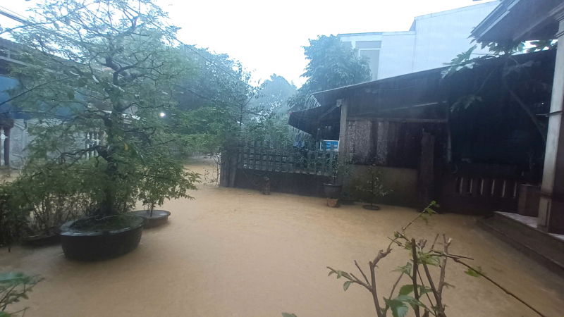 TP Huế lại ngập trong lũ, sạt lở nhiều điểm, lực lượng Công an bám địa bàn giúp dân  -1