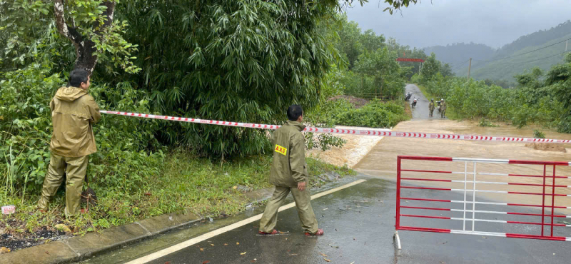 TP Huế lại ngập trong lũ, sạt lở nhiều điểm, lực lượng Công an bám địa bàn giúp dân -0