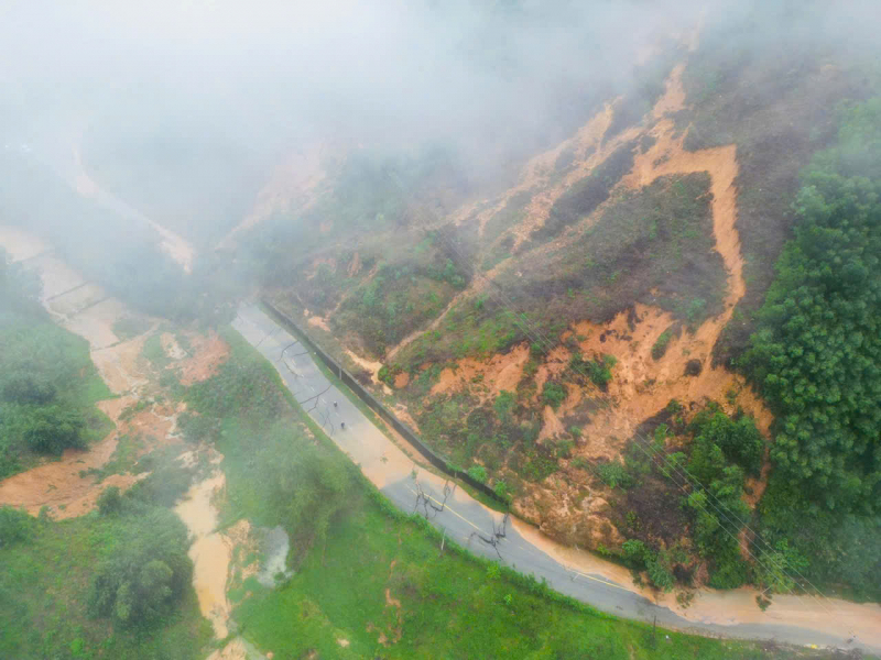 TP Huế lại ngập trong lũ, sạt lở nhiều điểm, lực lượng Công an bám địa bàn giúp dân -1