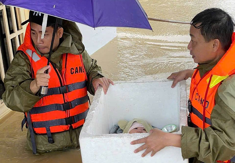 Đi trong lũ dữ -0