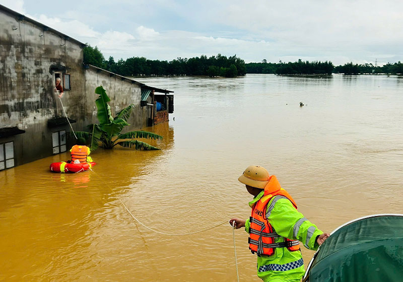 Đi trong lũ dữ -0