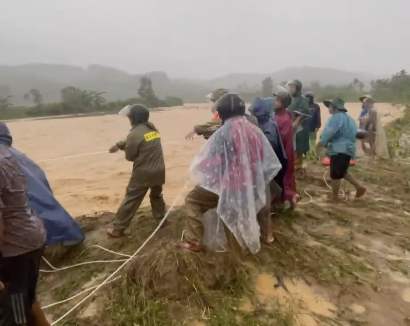 TP Huế lại ngập trong lũ, sạt lở nhiều điểm, lực lượng Công an bám địa bàn giúp dân -0