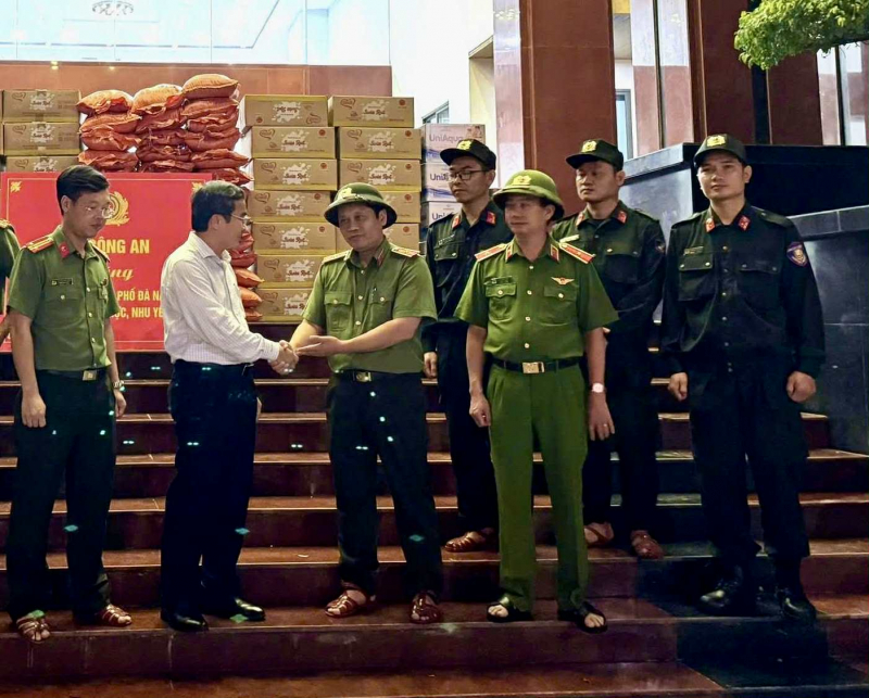 Bộ Công an tiếp tục hỗ trợ khẩn cấp, chia sẻ với những khó khăn của nhân dân vùng lũ Đà Nẵng -0