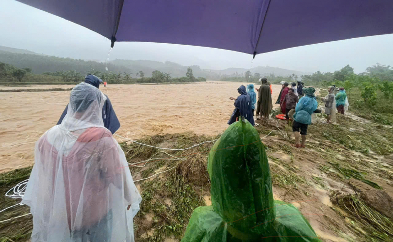 TP Huế lại ngập trong lũ, sạt lở nhiều điểm, lực lượng Công an bám địa bàn giúp dân -0