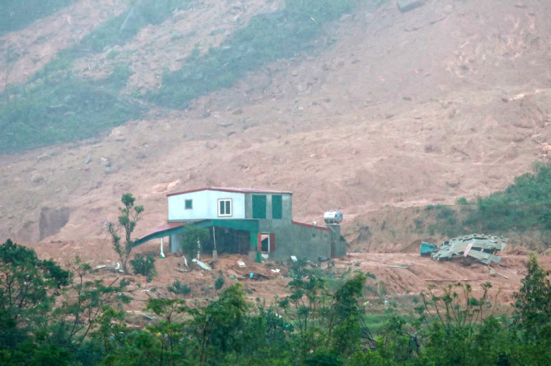 Lokasi tanah longsor parah, mengubur banyak lahan pertanian di Ha Tinh -0