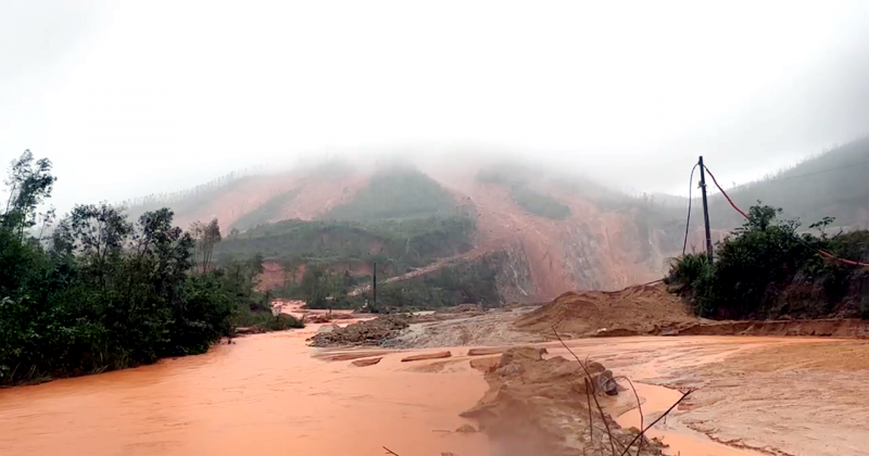 Lokasi tanah longsor parah, mengubur banyak lahan pertanian di Ha Tinh -0