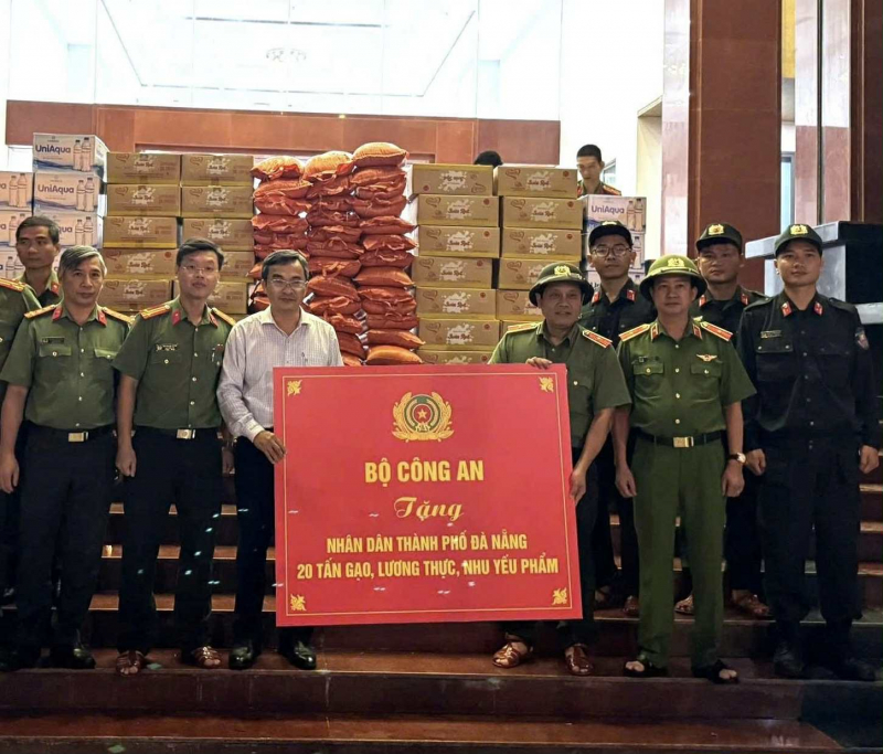 Bộ Công an tiếp tục hỗ trợ khẩn cấp, chia sẻ với những khó khăn của nhân dân vùng lũ Đà Nẵng -1
